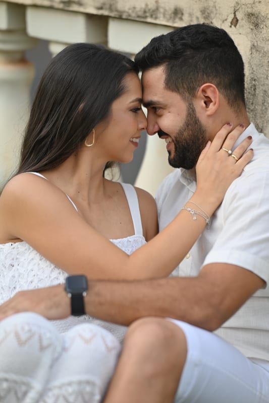 Casal de testa colada no ensaio pré-wedding