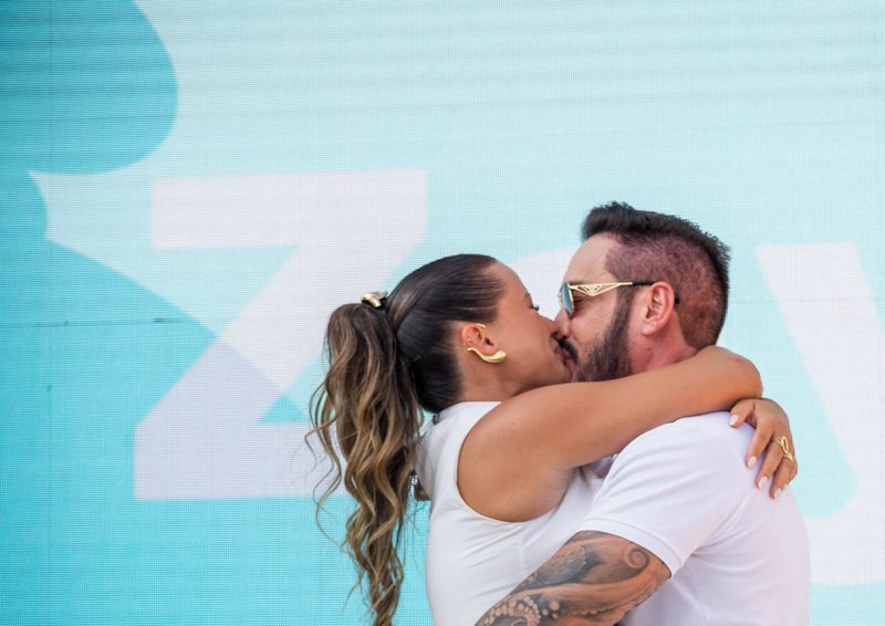 Casal se abraçando e se beijando no chá revelação