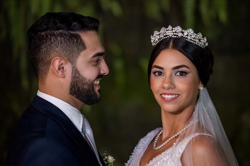 Noivos sorrindo um para o outro, capa do filme do casamento